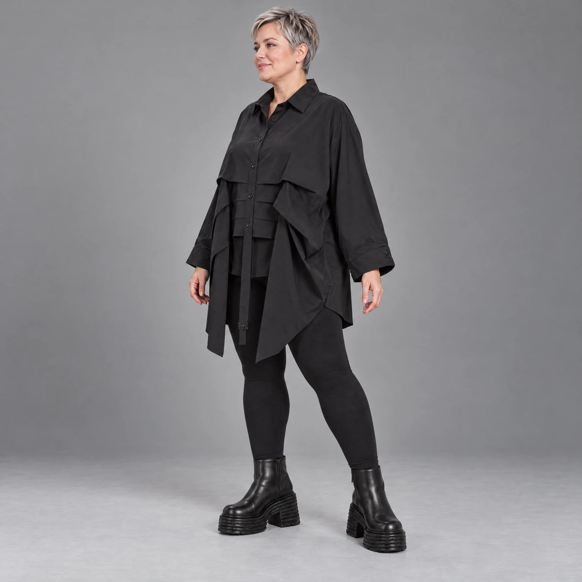 Schwarzes Popeline Zipfelshirt mit Kragen und 3/4-Arm vorne kurz hinten lang Plissee