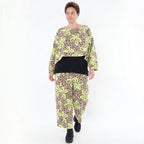 Gerade geschnittene Hose aus French Terry in Beige Braun Neongrün mit Leo Muster Style