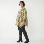 A-Form Shirt in Beigebraun mit neongruenem Leomuster Stehkragen French Terry Zipfelform