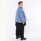 Azurblaue Kurzjacke aus Memorytaft mit Stehkragen Nahttaschen und leichter Fütterung