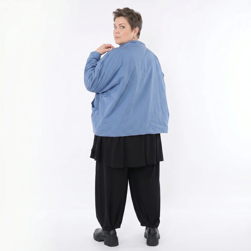 Azurblaue Kurzjacke aus Memorytaft mit Stehkragen Nahttaschen und leichter Fütterung