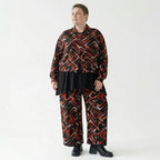 Übergangsjacke in Schwarz Rot Weiß mit Pinselstrichmuster Stehkragen und Kängurutaschen