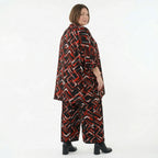 Jacquardjacke in Schwarz Rot Weiss mit Stehkragen boxigem Schnitt und Seitennahttaschen