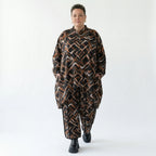 Vokuhila Jacquardjacke mit Stehkragen in Schwarz Cognac Weiß mit Pinselstrichmuster