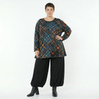 Glockenformshirt aus warmem buntem Feinstrick mit Karomuster Rundhals und weichem Langarm