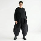 Schwarze Feinstrickjacke aus weichem Viskosemix mit Rundhals und Knopfleiste seitlich