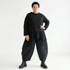 Schwarze Feinstrickjacke aus weichem Viskosemix mit Rundhals und Knopfleiste seitlich