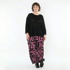 Ballonhose aus stretchigem Jersey mit fuchsiaschwarzem Pinselstrich und Ziertaschen