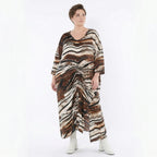 Slinkykleid mit schwarzbraunweißem Reptilprint V-Ausschnitt Drapierung und Seitentaschen