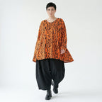 Bigshirt in Orangebraun mit Buchstabenprint A-Form V-Ausschnitt aus Viskosejersey Langarm