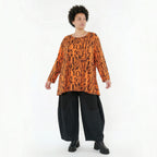 Shirt in orangebraun mit Buchstabenmuster Rundhals Glockenform Viskosejersey Taschen