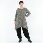 Feinstrick Langarmshirt in grauschwarzweiss mit Vichystreifen Rundhals A-Form Taschen