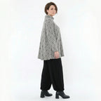 Feinstrickshirt in hellgrau schwarzweiß mit Rollkragen Vichystreifen und Glockenform
