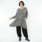 Grauweißschwarzes A-Form Bigshirt aus Feinstrick mit Vichystruktur Rundhals und Taschen