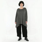 Anthrazitfarbenes Langarmshirt in A-Form aus Viskosejersey mit Rundhals und Seitenschlitzen