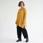 Senffarbenes Langarmshirt aus Jersey mit tiefem Rundhalsausschnitt und Schlitzen am Saum