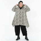 Weißschwarze Plüschjacke mit Punkten Kapuze und Seitennahttaschen in weiter A-Form Look