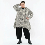 Weißschwarze Plüschjacke mit Punkten Kapuze und Seitennahttaschen in weiter A-Form Look