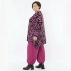 Shirt in Schwarzfuchsia mit Kringelmuster A-Form aus FrenchTerry mit V-Ausschnitt langarm