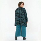 Langarmshirt in schwarz petrol mit Kringelmuster V-Ausschnitt und A-Form aus French Terry