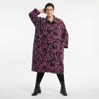 Glockenmantel aus weichem French Terry in Schwarz Fuchsia mit Kringelmuster elegant warm