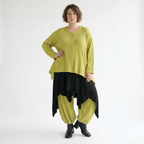 Kurze limegrüne Feinstrickjacke in A-Linie mit Streifenwellenmuster Rundhals Taschen