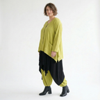Kurze limegrüne Feinstrickjacke in A-Linie mit Streifenwellenmuster Rundhals Taschen