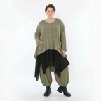 Olivfarbene Feinstrickjacke in A-Form mit Ajourmuster Rundhals Langarm und Taschen
