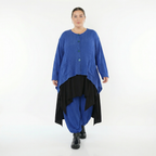 Royalblaue Feinstrickjacke in A-Form mit Wellenmuster Ajourdetails und Taschen Rundhals