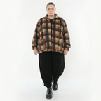 Teddyjacke in Cognac Beige Grau mit Karomuster Stehkragen und aufgesetzten Taschen
