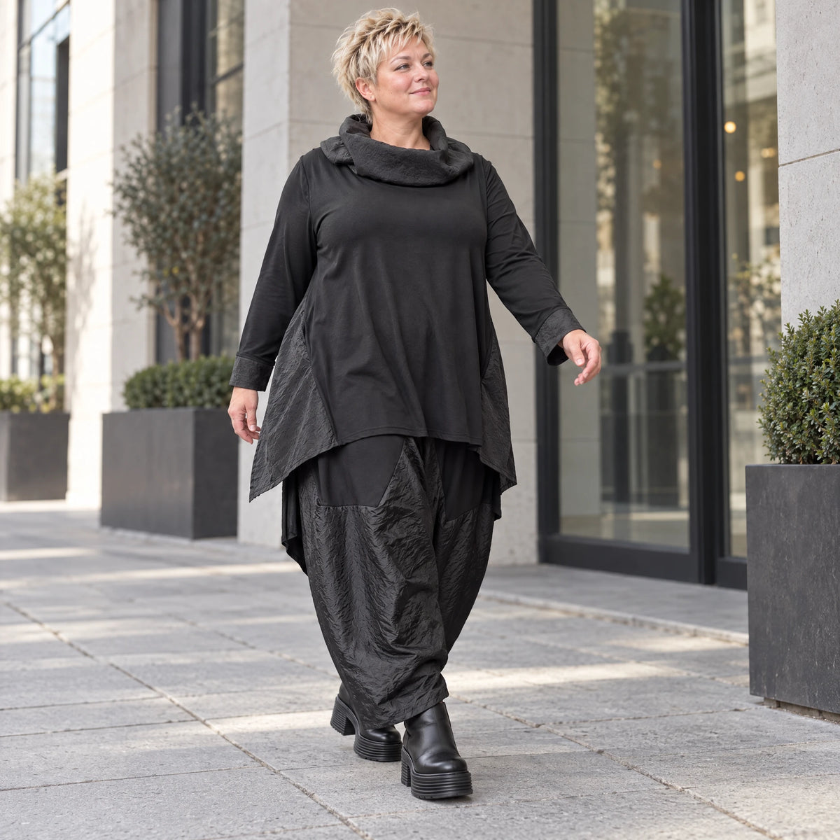 Langarmshirt in A-Form aus Jersey mit Taftdetails Zipfelsaum und seitlichen Schlitzen