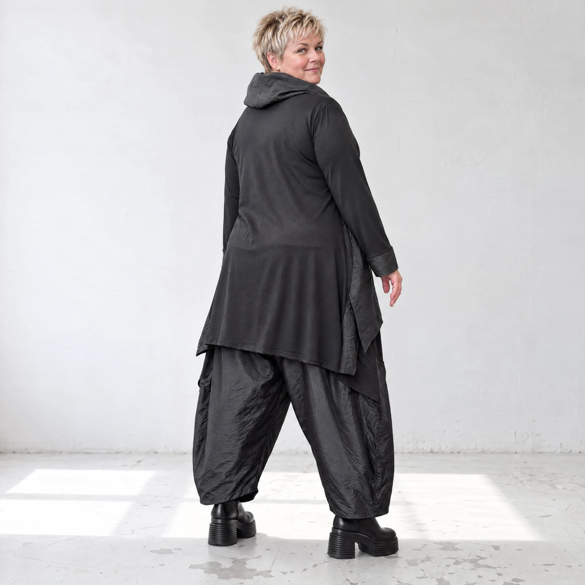Langarmshirt in A-Form aus Jersey mit Taftdetails Zipfelsaum und seitlichen Schlitzen