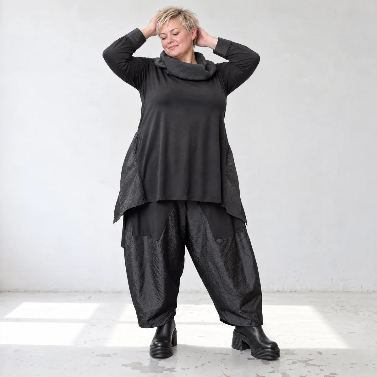 Langarmshirt in A-Form aus Jersey mit Taftdetails Zipfelsaum und seitlichen Schlitzen