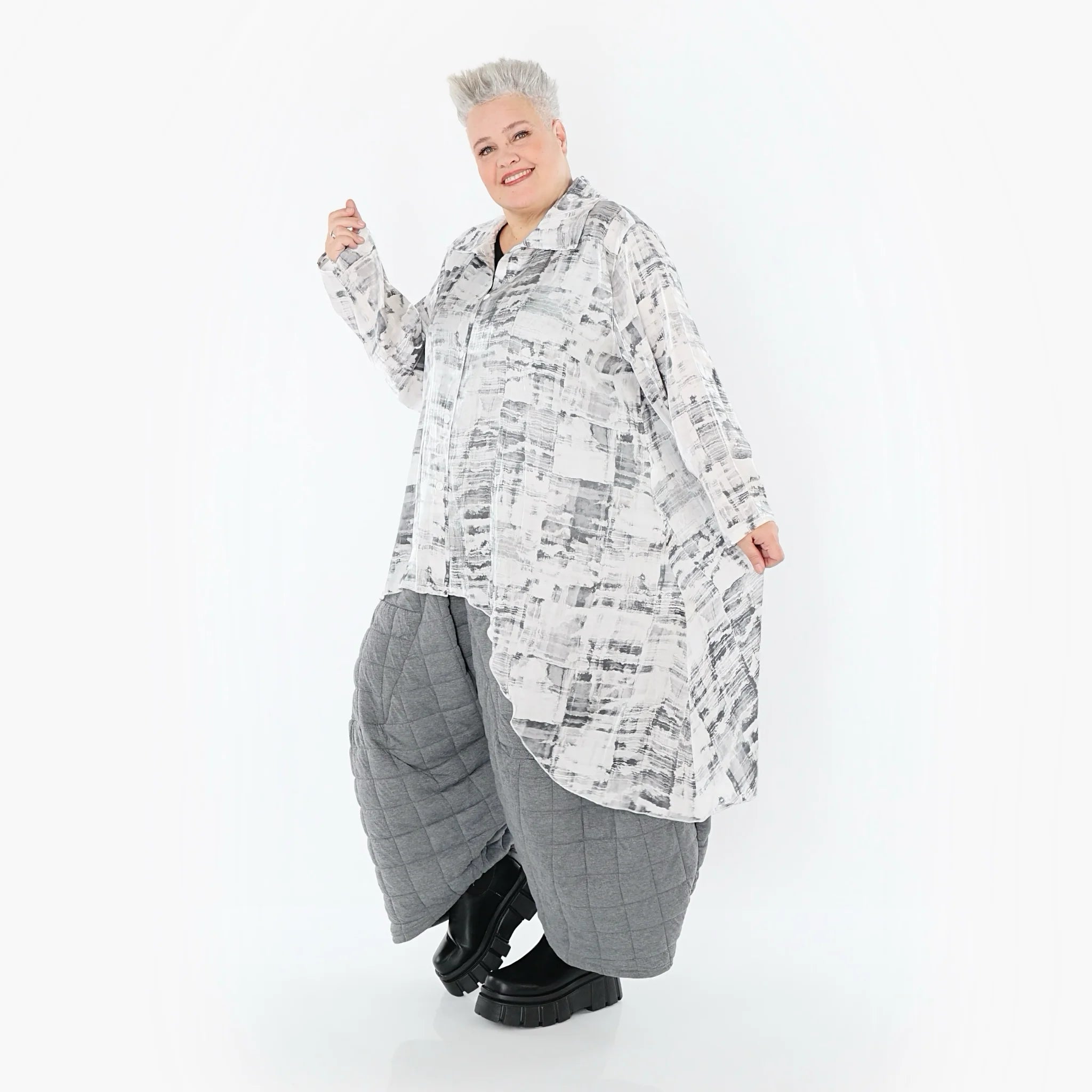  AKH Premium Bluse in Vokuhila-Form, aus Viskose, P107149, Weiß/Grau, Grafik, Ausgefallen