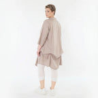 Luftige Glocken-Bluse im legeren Lagenlook mit feinem Stehkragen und anpassbarer Raffung, Beige