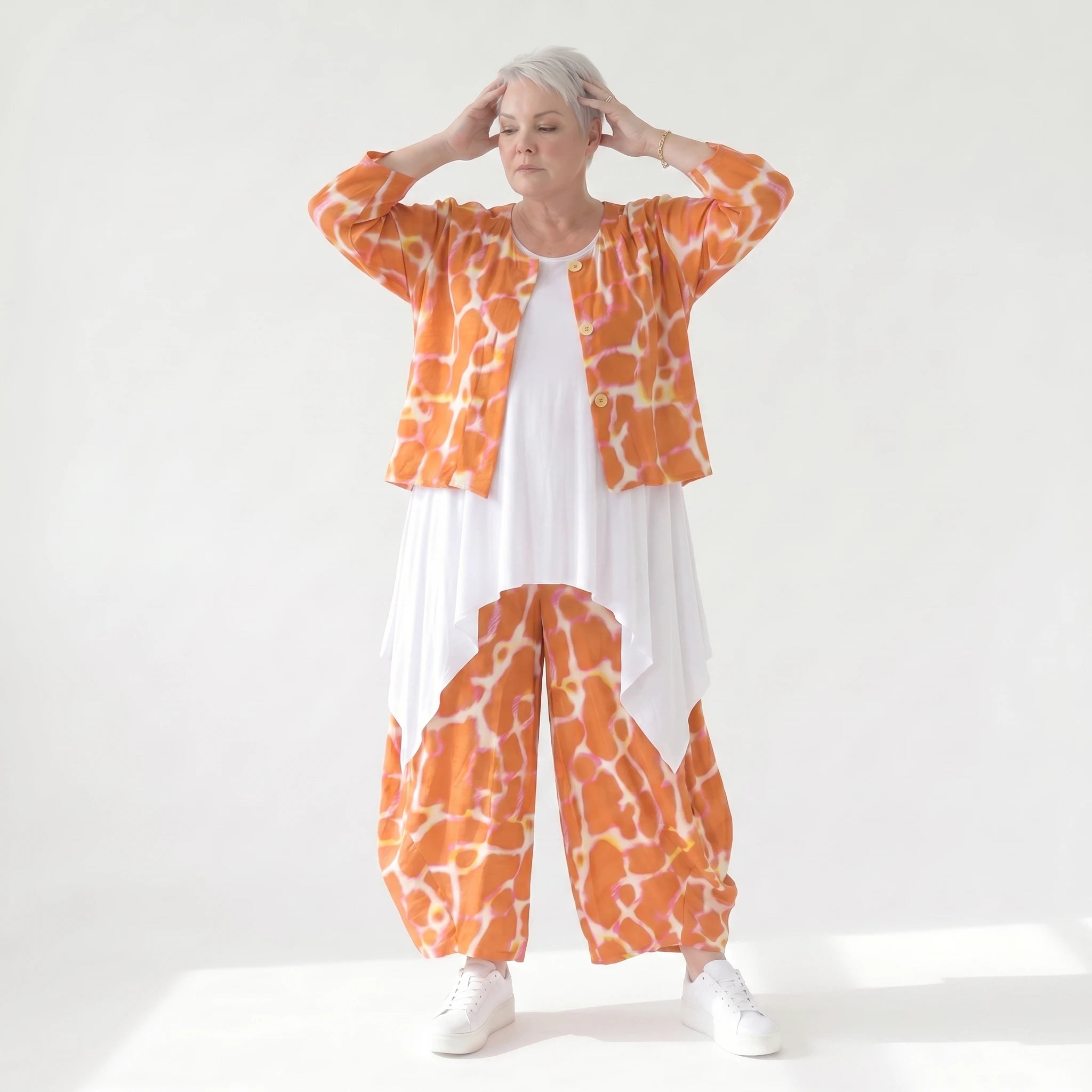 Ausgefallene Ballon Hose im legeren Lagenlook mit luftig leichter Popeline und Batik Muster, Orange/Weiß