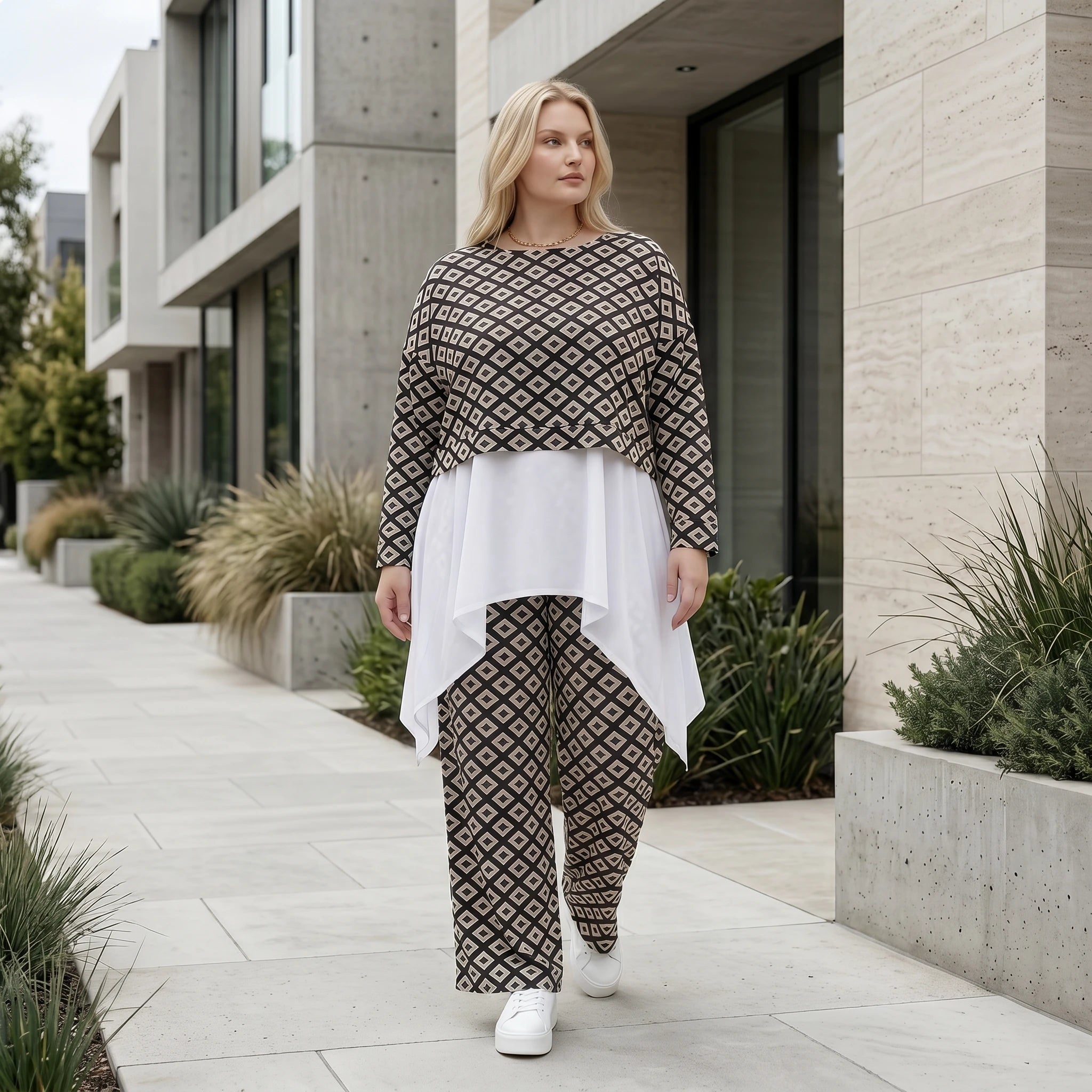 Modernes Lagenlook Highlight aus stretchigem, fließendem Material mit Rautenprint, Schwarz/Weiß