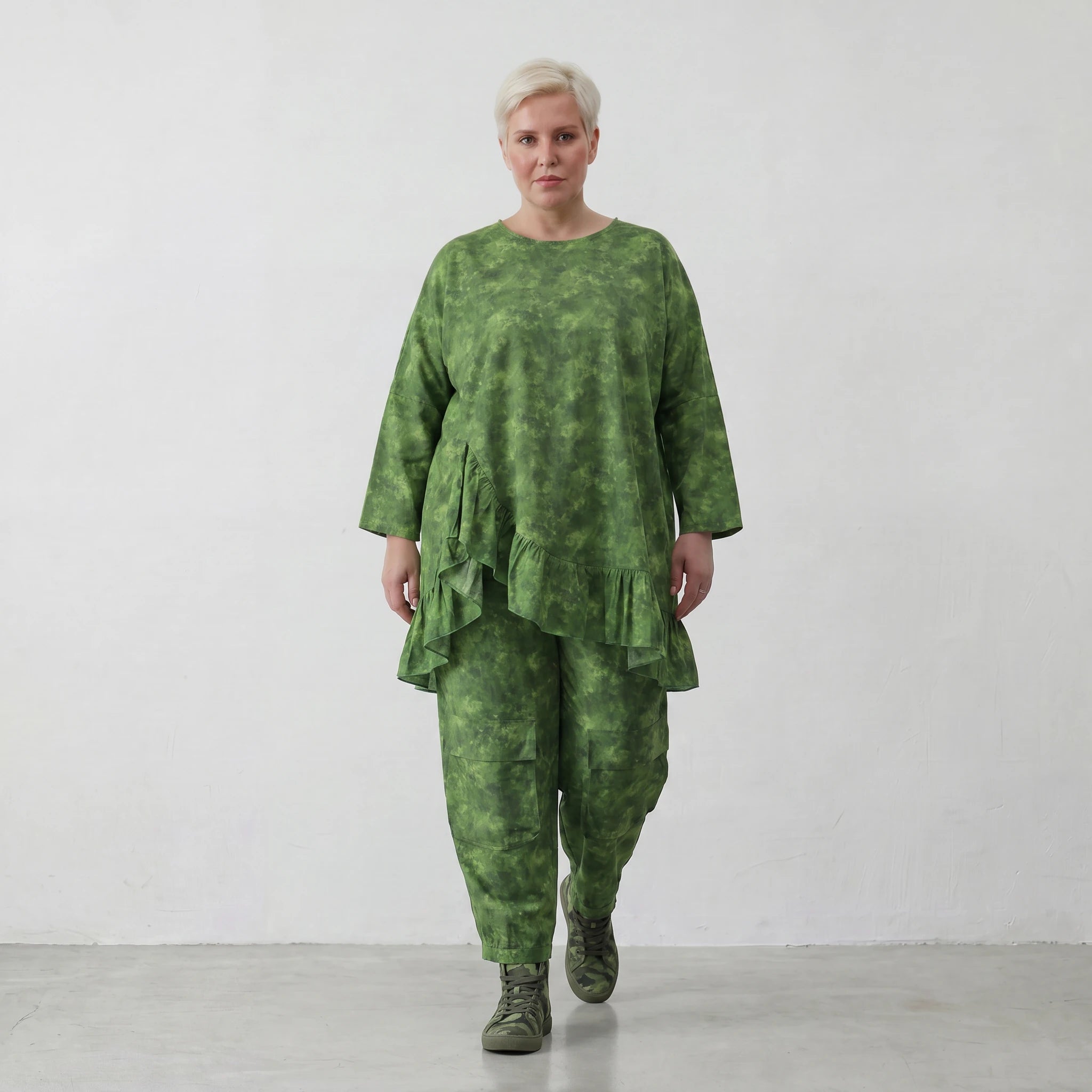 Luftiges Oversize Shirt im ausgefallenen Batik Lagenlook aus reiner Baumwolle mit Rüschen , Smaragdgrün