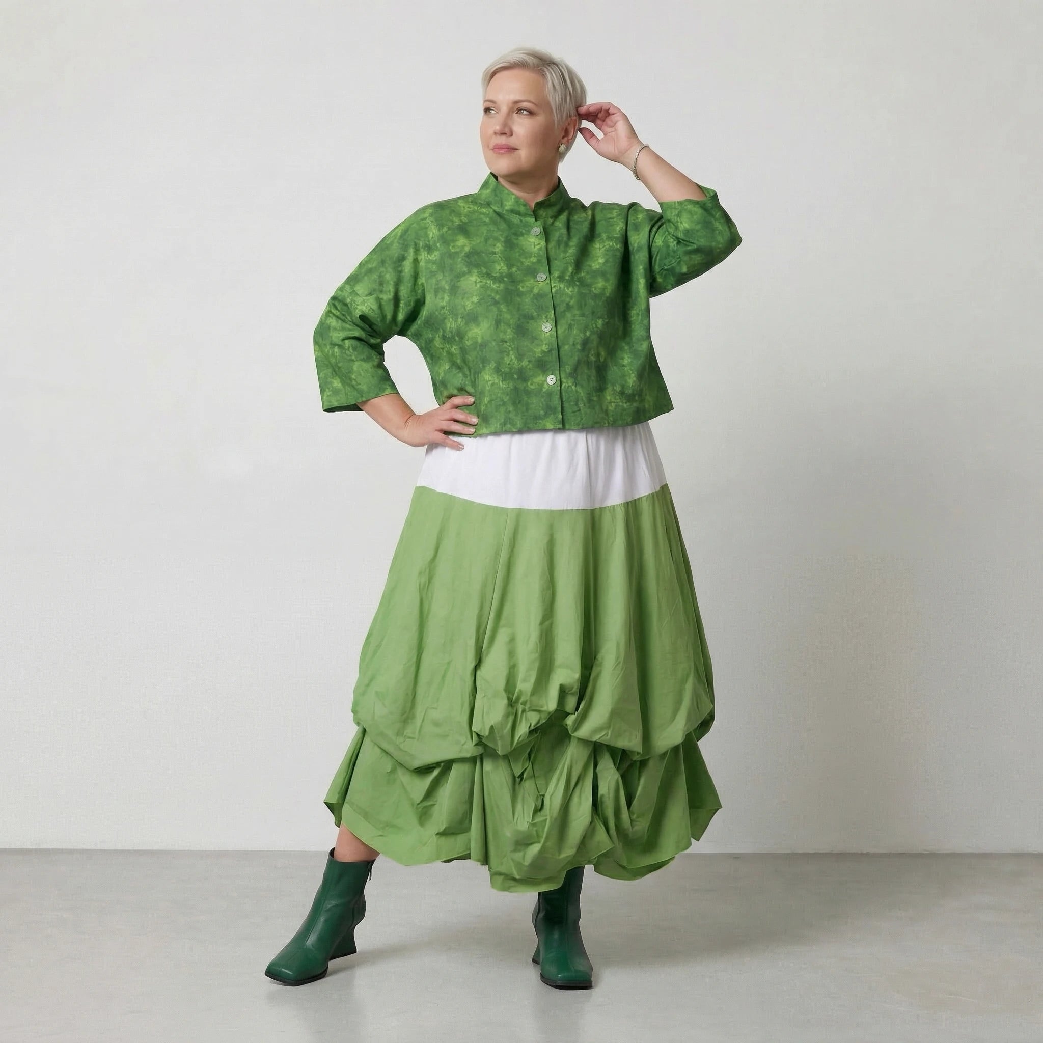 Kastige Kurzjacke aus leichter Baumwollpopeline im zeitlosen Lagenlook mit Batikmuster, Smaragdgrün