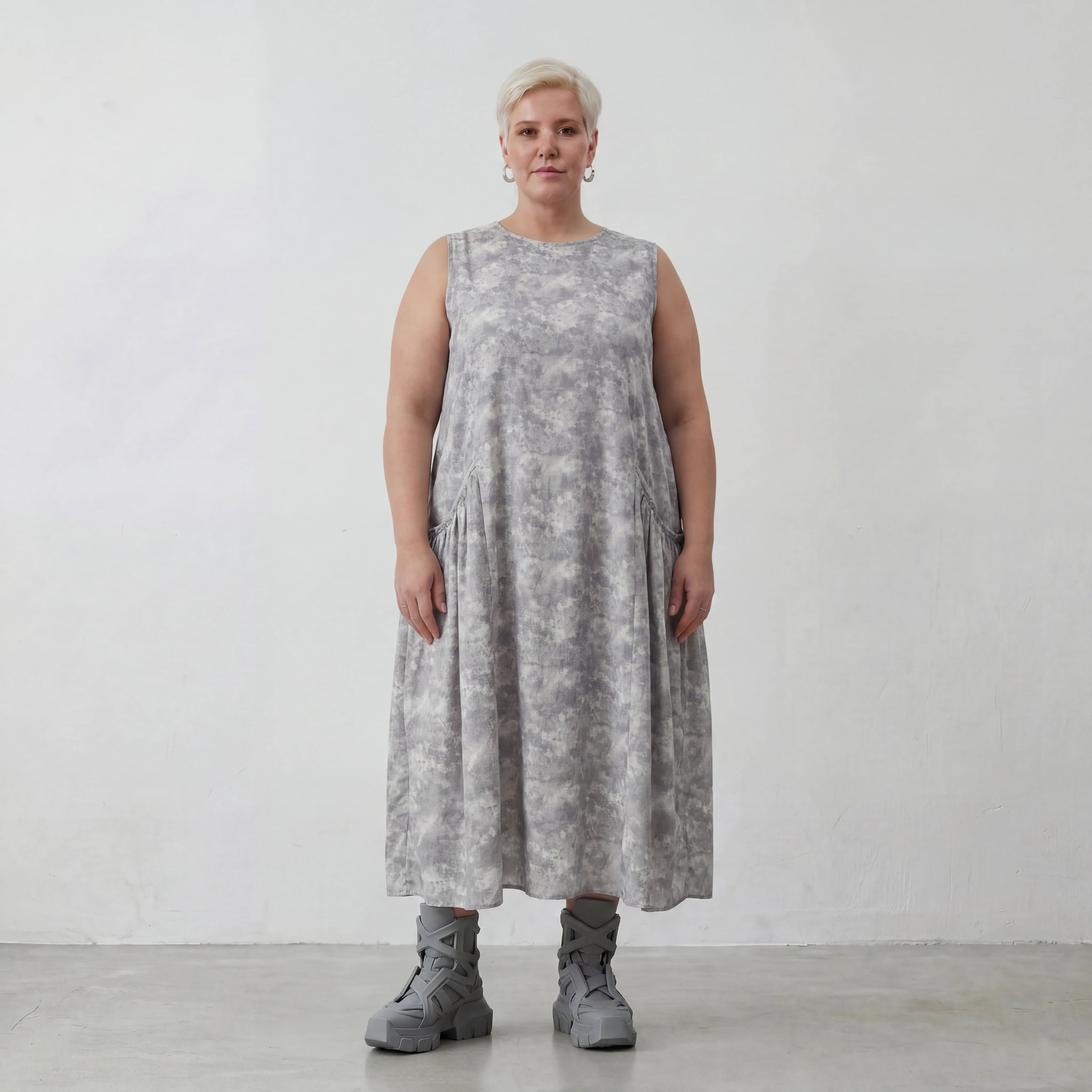 Luftiges Ballon Kleid aus feiner Baumwollpopeline mit zeitlosem Lagenlook und aufgesetzten Taschen, Grau
