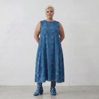 Zeitloses Ballonkleid aus luftiger Baumwollpopeline im ausgefallenen Lagenlook mit Batikprint, Petrol