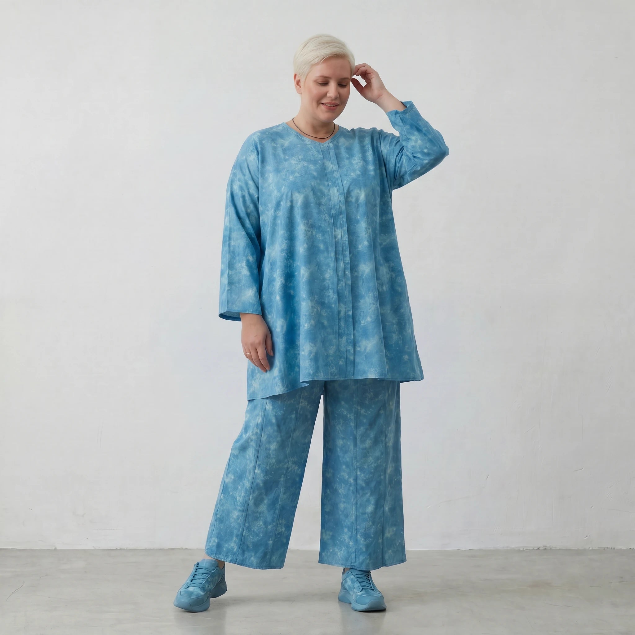 Luftiges Oversize Shirt aus leichter Baumwoll Popeline im ausgefallenen Lagenlook mit Batikmuster, Aquablau