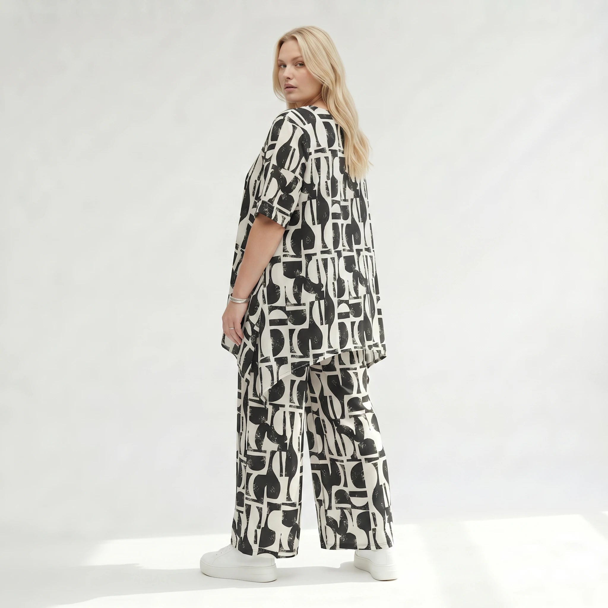 Zeitlose Palazzo Hose im ausgefallenen Lagenlook mit weich fließendem Stretch und abstraktem Muster, Schwarz/Weiß