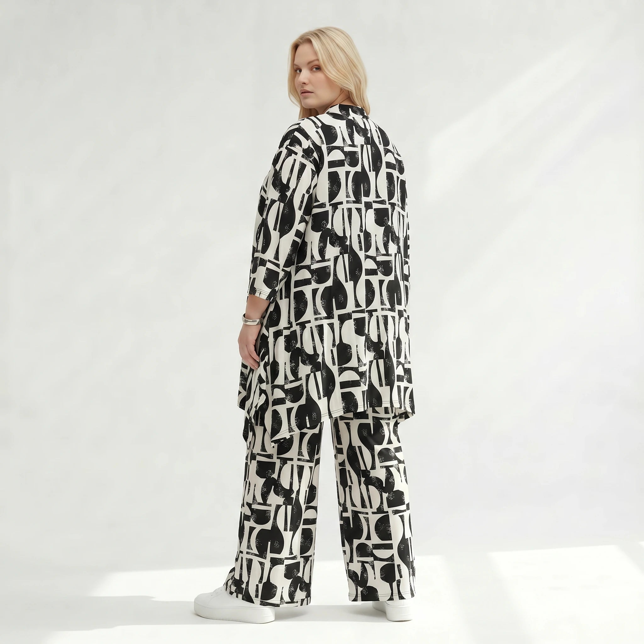 Zeitlos ausgefallene A-Form Jacke im abstrakten Lagenlook aus fließendem stretchigem Slinky, Schwarz/Weiß