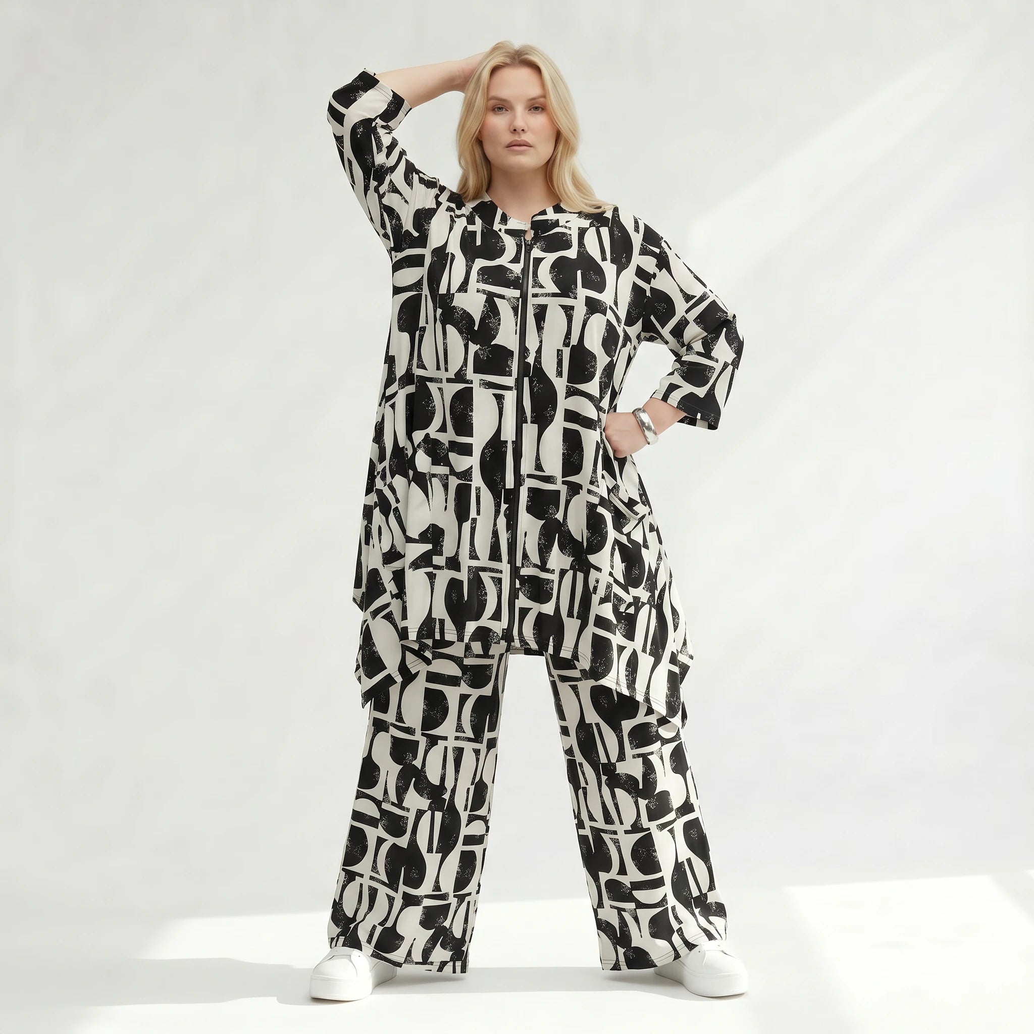 Zeitlos ausgefallene A-Form Jacke im abstrakten Lagenlook aus fließendem stretchigem Slinky, Schwarz/Weiß