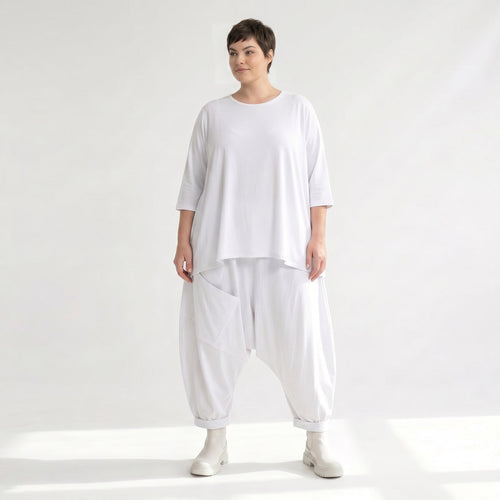 Legere Oversize Harem Hose mit fließendem Slinky Material und ausgefallenen Flügeltaschen, Weiß