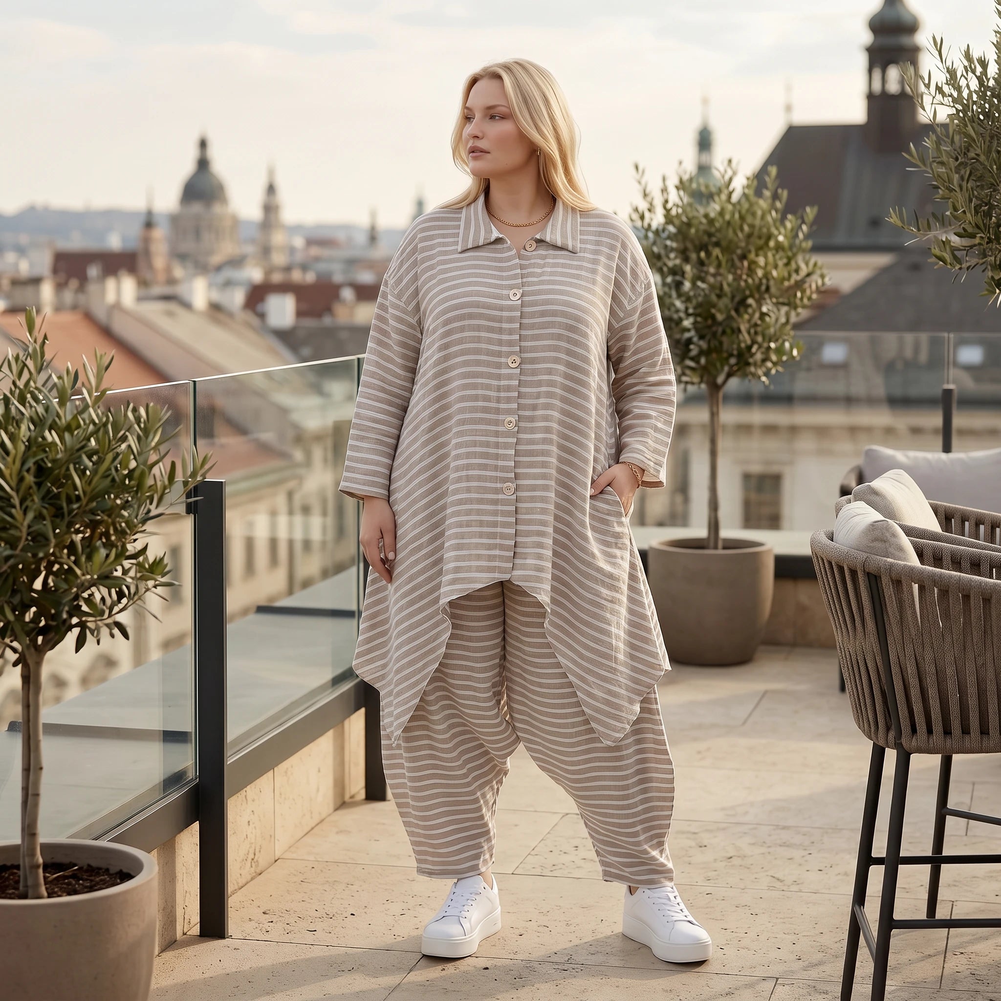 Leicht luftige Oversize Zipfeljacke im ausgefallenen Lagenlook mit Streifen und Taschen, Sand/Weiß