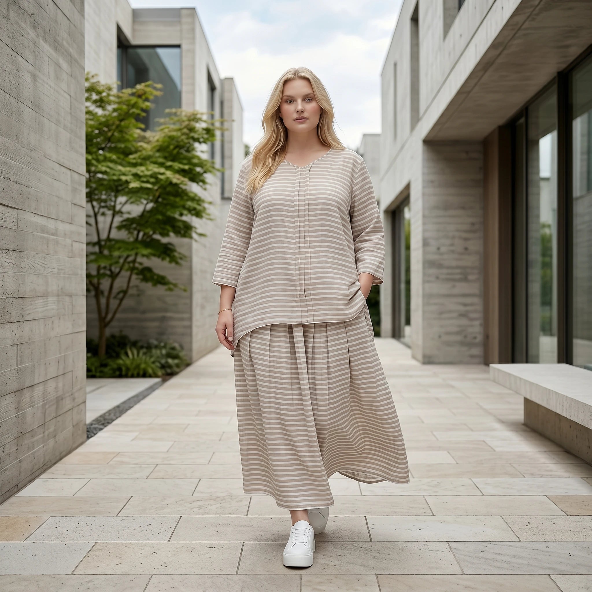 Luftiges Oversize Lagenlook Shirt in A-Form mit Streifen und Biesen, leicht und leger, Sand/Weiß