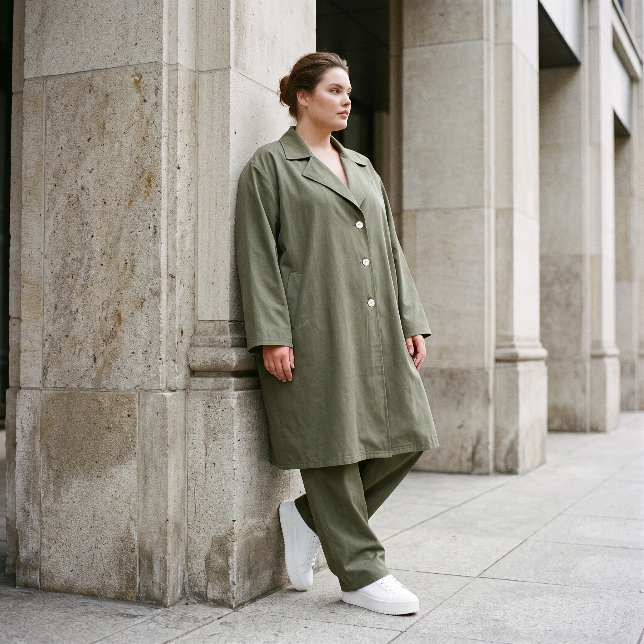 Fliessender Khaki Mantel im legeren Lagenlook mit Oversize Form zeitlos chic soft modern