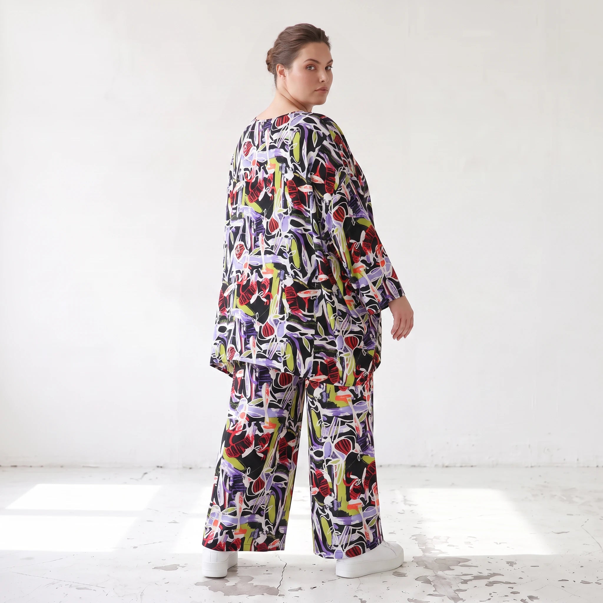 Oversized Shirt aus leichter Viskose Popeline in Lila mit Rundhals und lässigem Schnitt